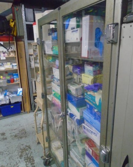 Cabinet no gloves 